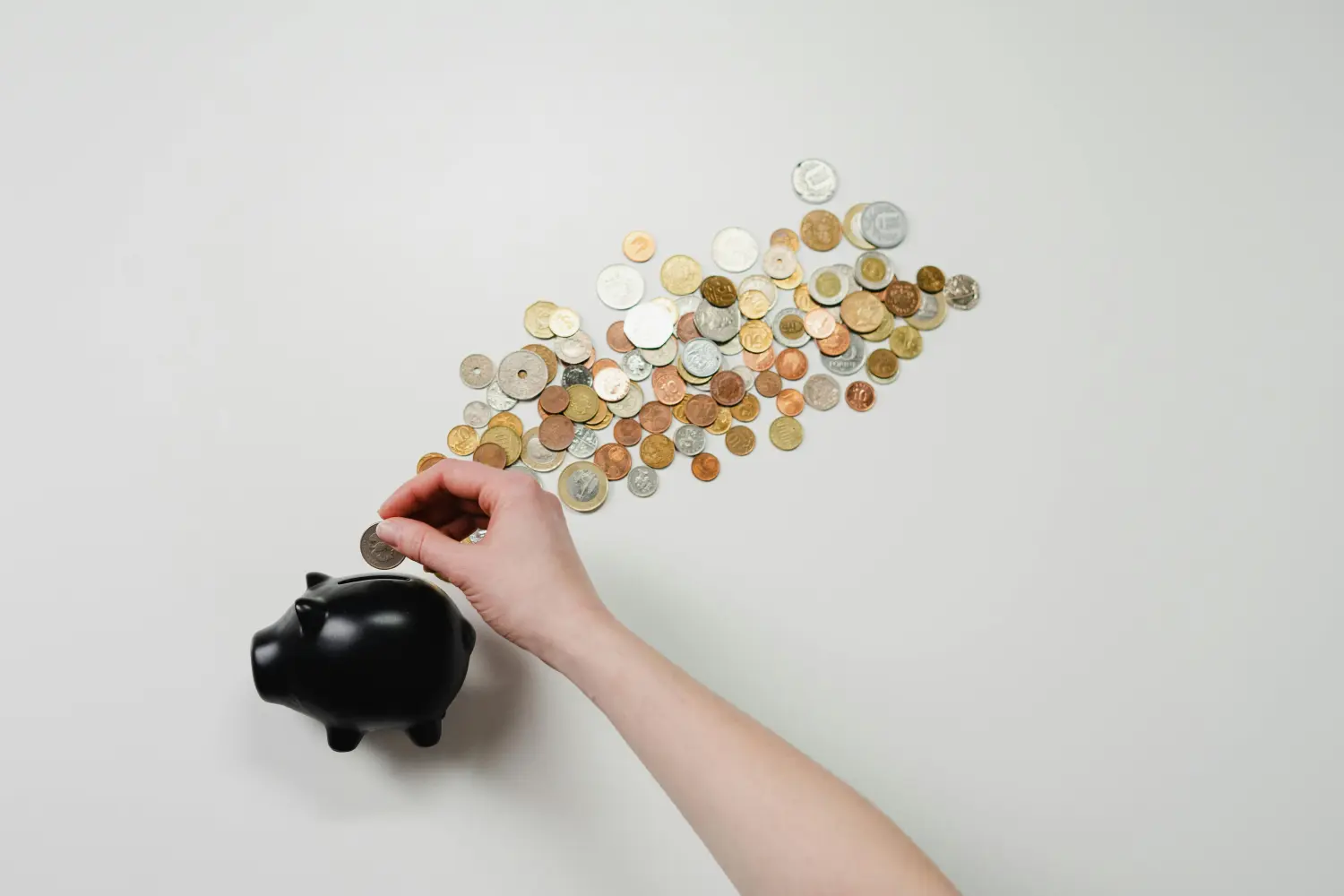 Euromünzen auf weißem Hintergrund von Kreditvermittlung / Versicherungen / Baufinanzierung