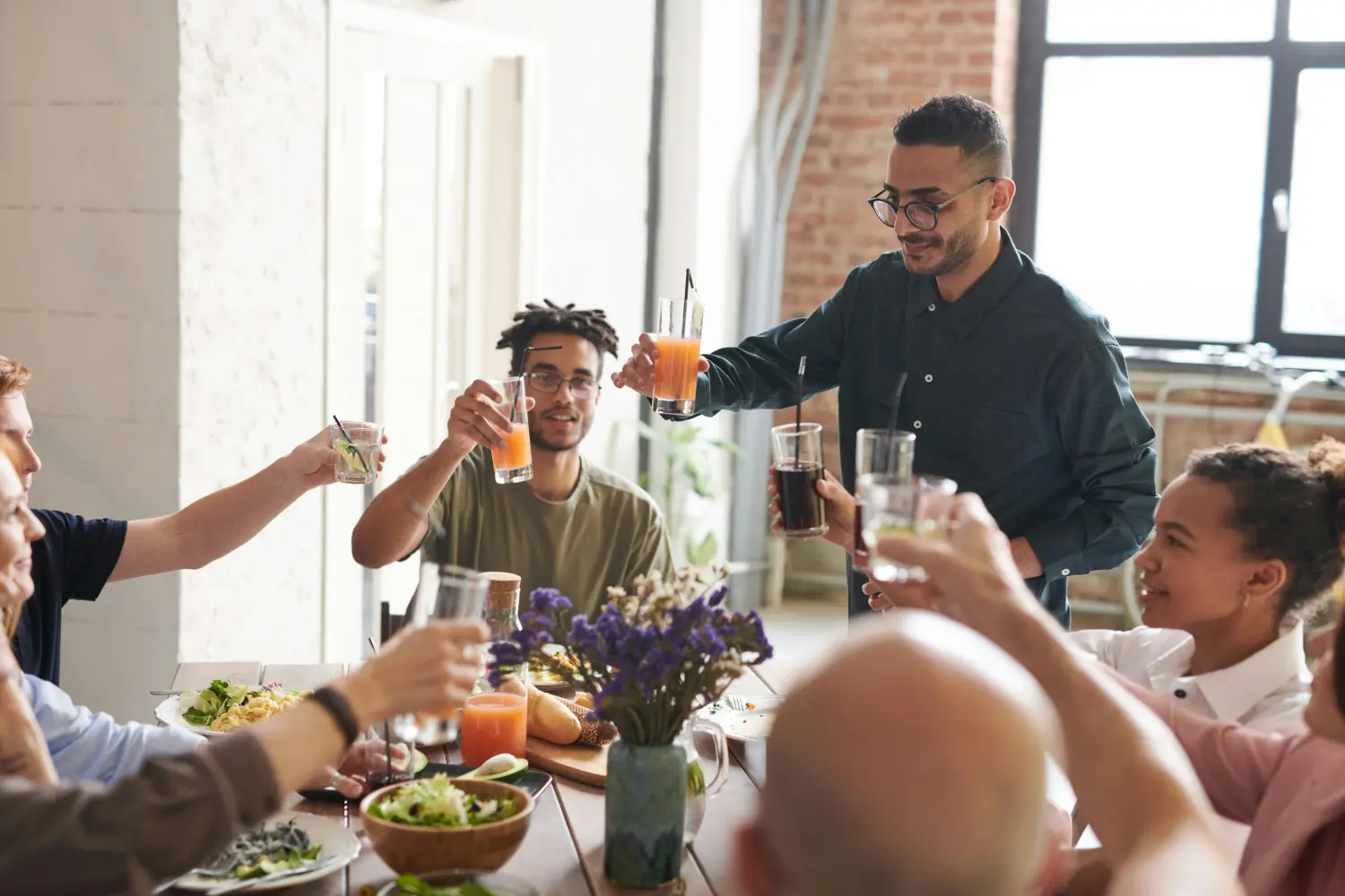 Freunde beim Abendessen von Kreditvermittlung / Versicherungen / Baufinanzierung