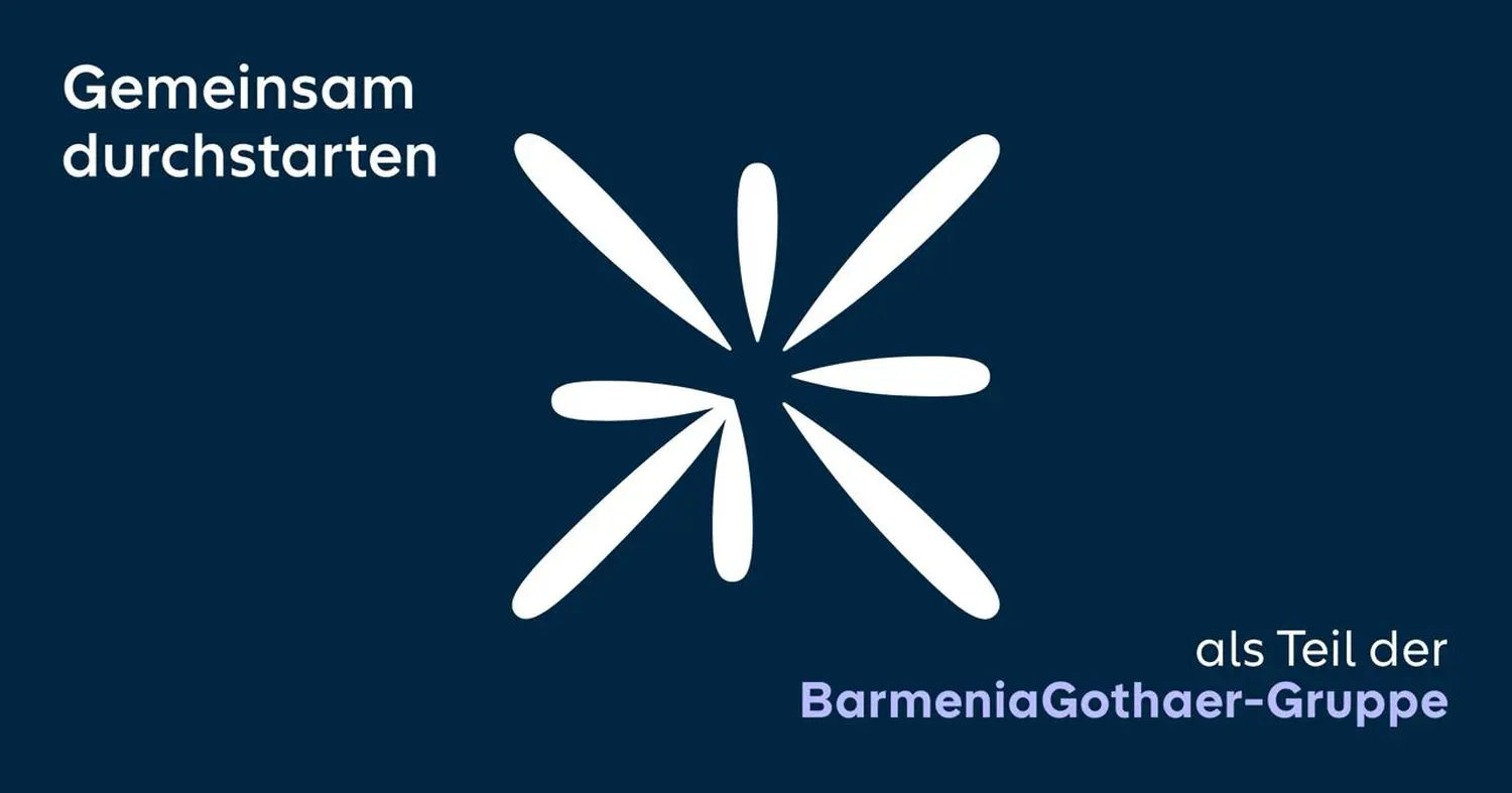Beschnittenes Bild eines Patienten, der dem Arzt in der Klinik seinen Ausweis gibt, um das Versicherungsformular auszufüllen