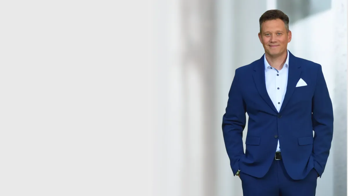 Ladrador-Hund wird in der Klinik geimpft